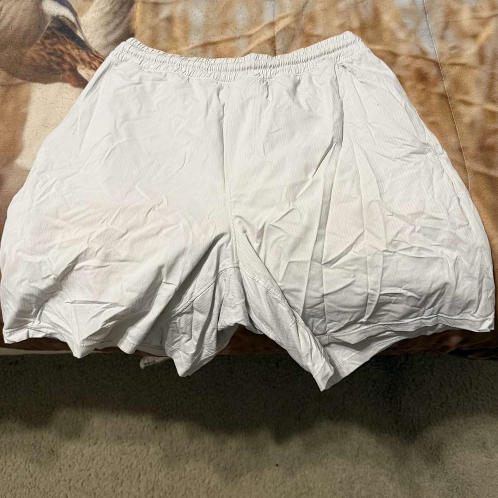 Lululemon Pace Breaker Linerless Short 7”
Size small
White